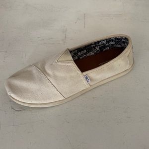 Toms Classic Canvas Youth slip on shoes; sz 5; beige; excellent condition